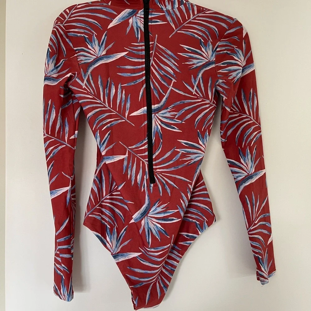Amuse one piece surf suit - Picture 2 of 3